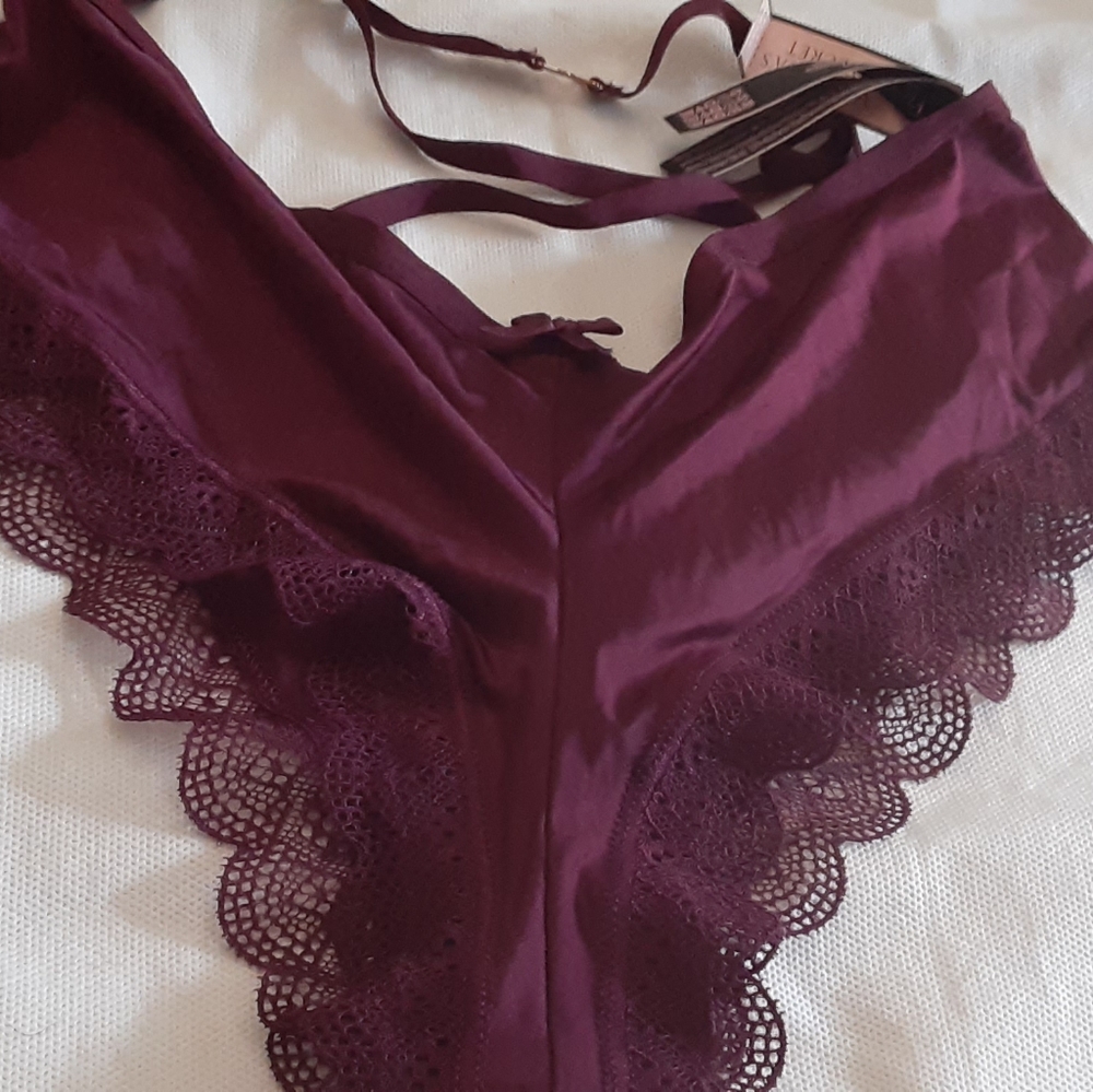 VS NWT DETAILED BACK UNDIES